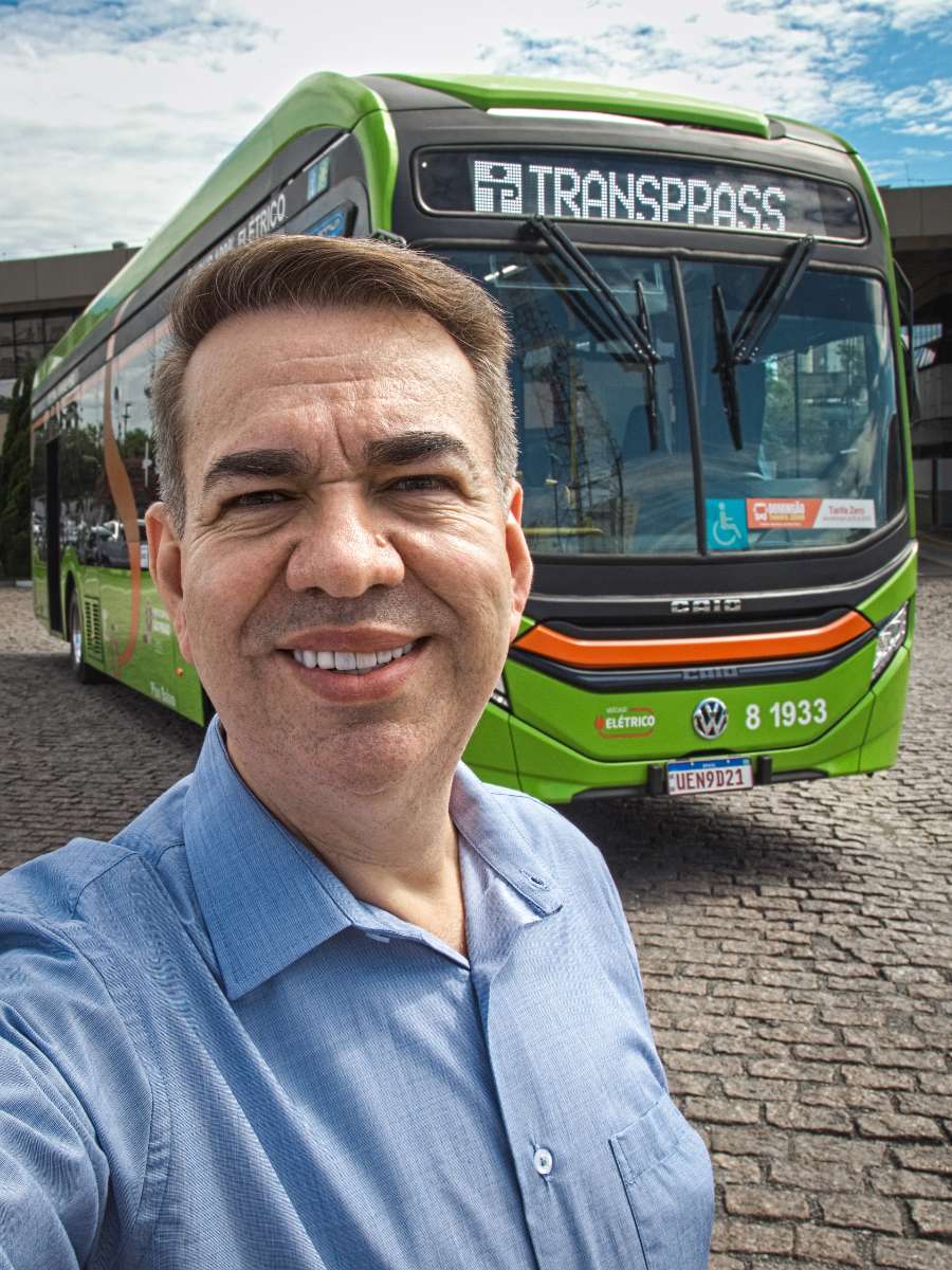 Ada&iacute;as Francisco de Souza, director at TRANSPPASS, highlights how electric buses support efficient, sustainable urban transport.
