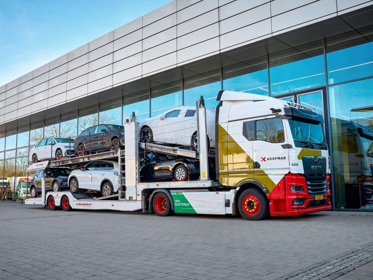 The fully electric MAN eTGX Ultra transports cars and goods efficiently and with zero emissions.